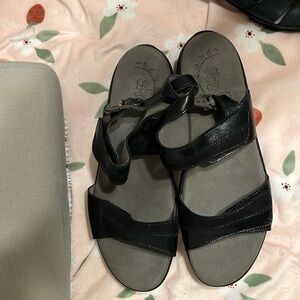 S.A.S NEW NO TAGS. Nice and comfort